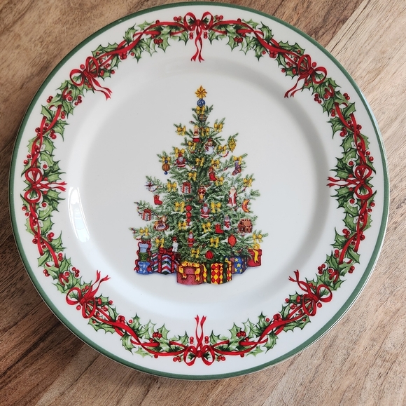 Christmas Traditions Tree Plate with Holly Border - Picture 1 of 10